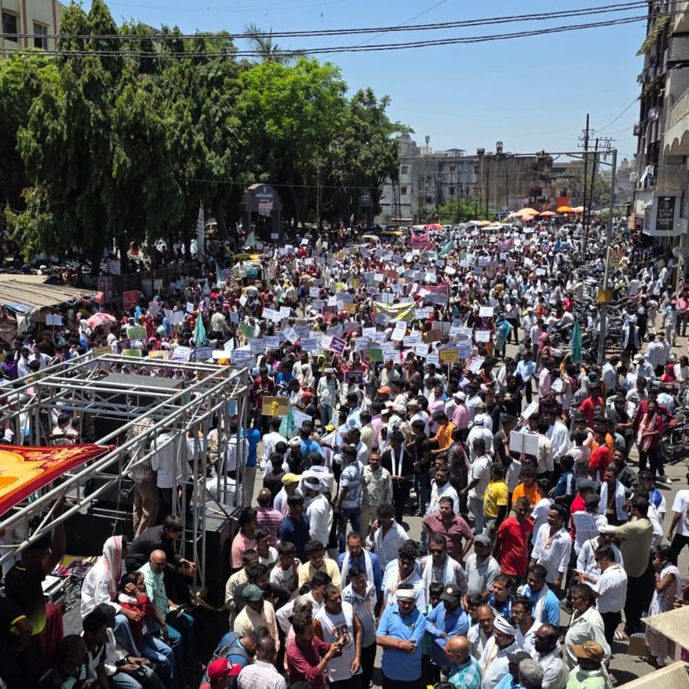 'જો જમીન સરકારી, વો જમીન હમારી', ચૂંટણી વચ્ચે પ્રચંડ વિરોધ:નવસારીમાં 41 વસાહતોને ટાર્ગેટ કરાતાં આદિવાસીમાં રોષ; મનપા કચેરીએ રેલી યોજી પુનર્વસનની ઉગ્ર માંગ કરી