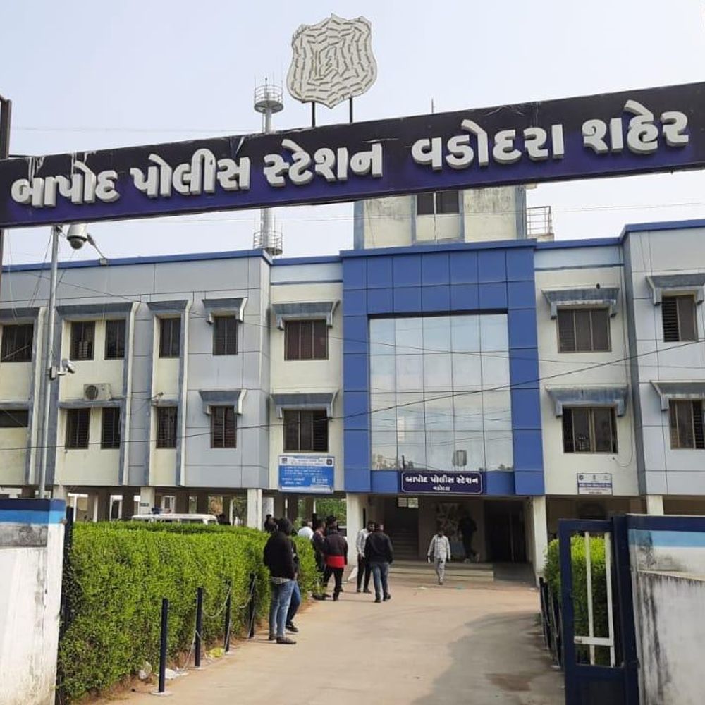 લાઈટ બંધ કરી અંધારામાં મારામારી:વાઘોડિયા રોડ પર ક્રિકેટ મેચમાં 35 રનમાં ઓલઆઉટ થતાં હારી રહેલી ટીમે કેપ્ટન અને બનેવી-ભાણેજ પર કર્યો ઘાતક હુમલો