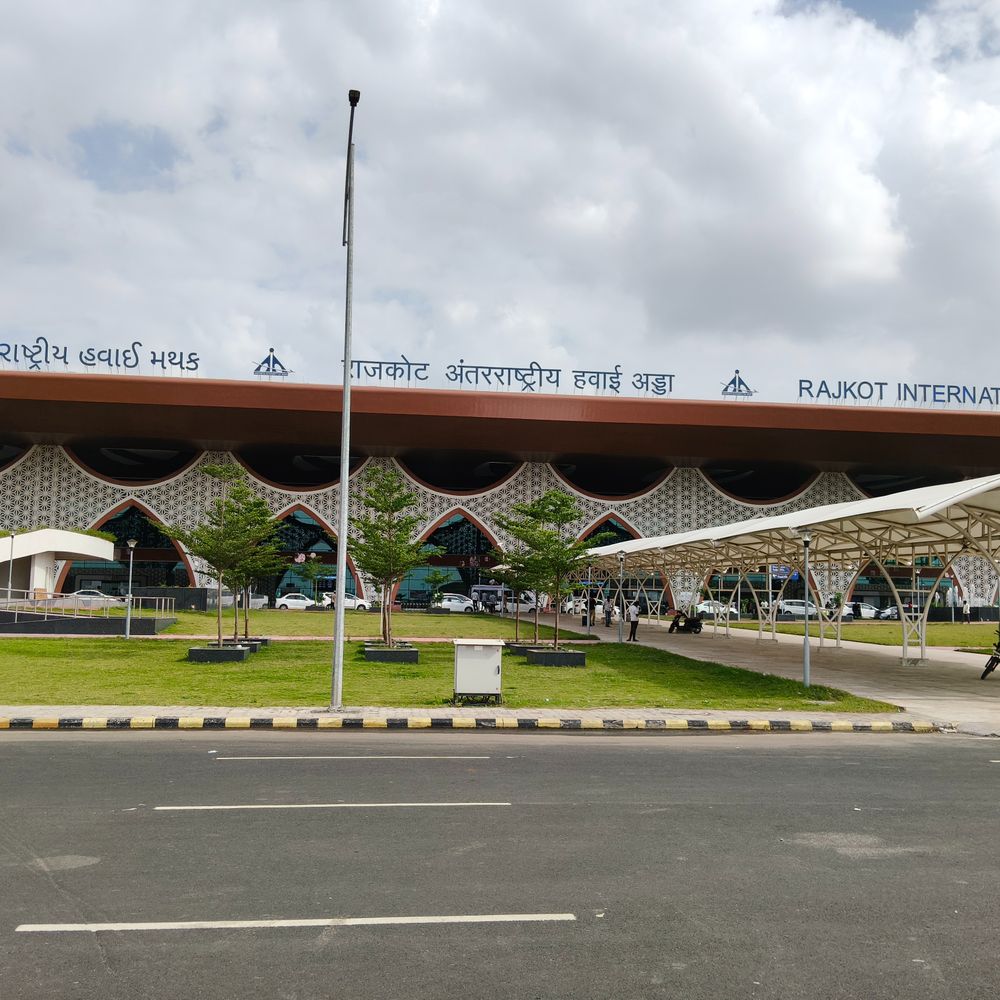 ઈરાન-ઈઝરાયલ યુદ્ધના કારણે હવાઈ મુસાફરો ઘટ્યા:રાજકોટ ઈન્ટરનેશનલ એરપોર્ટ પરથી છેલ્લા 3 માસમાં મુસાફરોની સંખ્યા 1.39 લાખથી ઘટી 1.16 લાખે પહોંચી, વેકેશનમાં વધવાની આશા