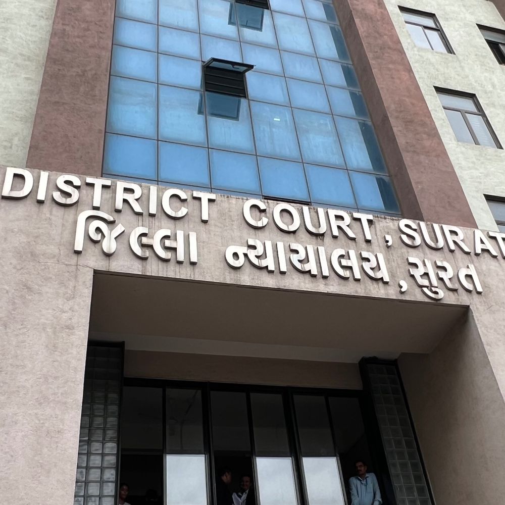 સંયુક્ત મિલકતમાં ગદ્દારી મોંઘી પડી:ઈટાલીમાં નોકરી કરતા ભાઈની જાણ બહાર જમીન પચાવી પાડનાર સુરતના બે ભાઈઓને 3 વર્ષની કેદ