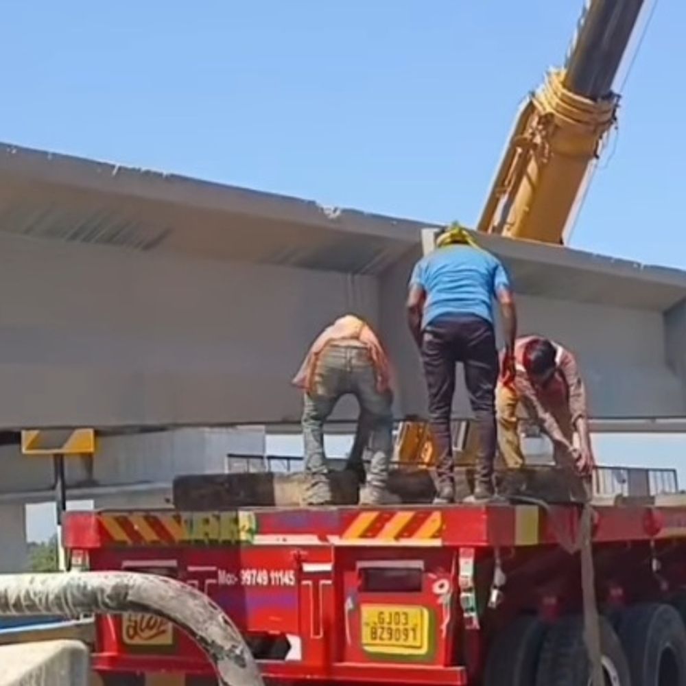 ગર્ડર ડિલોન્ચિંગ:વલસાડમાં જૂના રેલવે બ્રિજના ગર્ડર ડિલોન્ચિંગ