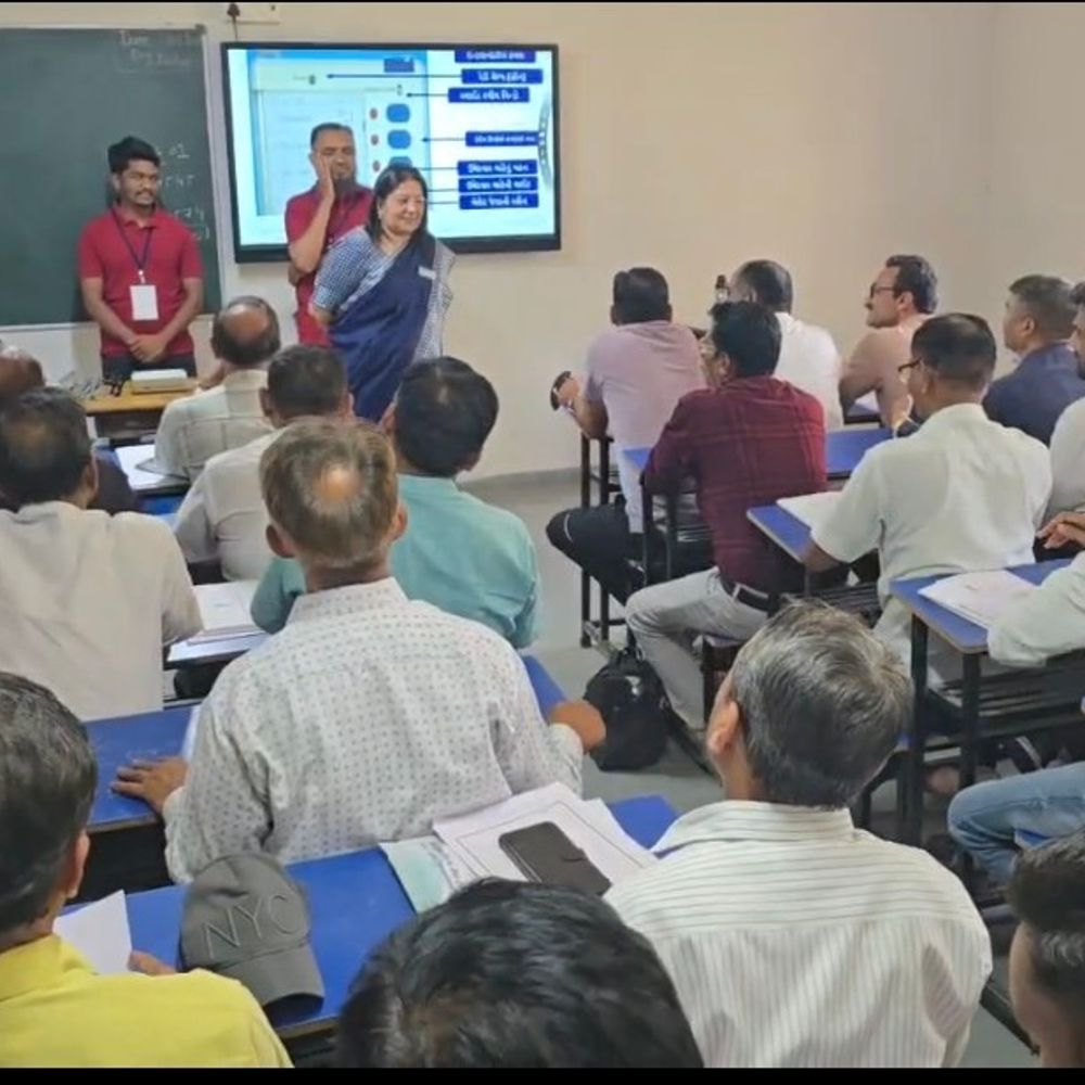 ભરૂચના ઝાડેશ્વરમાં પોલિંગ સ્ટાફને ચૂંટણી તાલીમ અપાઈ:553 કર્મચારીઓએ ચૂંટણી પ્રક્રિયાનું માર્ગદર્શન મેળવ્યું