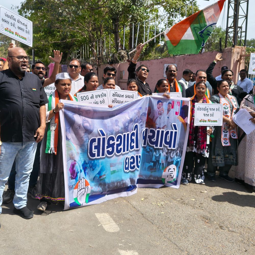 કોંગ્રેસની કાળા કપડા પહેરી લોકશાહી બચાવો રેલી:SOGના અધિકારીઓ ભાજપના એજન્ટ હોવાનો આરોપ, અધિકારીઓની બદલી કરવાની માંગ