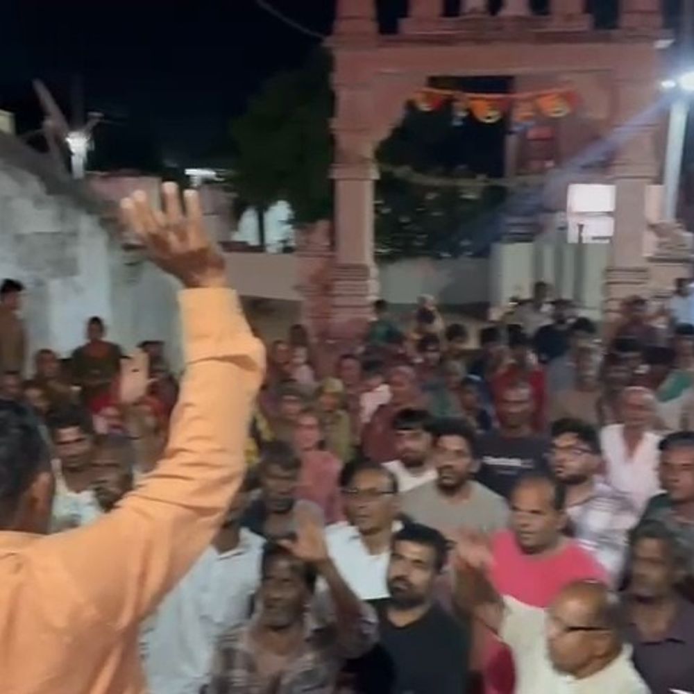 'ઢંઢેરો પીટી'ને ચૂંટણી બહિષ્કારનો માર્ગ અપનાવ્યો:મહેસાણાના કુક્સ ગામે ગ્રામજનોએ રાત્રિ સભા યોજી; સૂચિત ઇન્ડસ્ટ્રિયલ ઝોનને લઈ વિરોધ