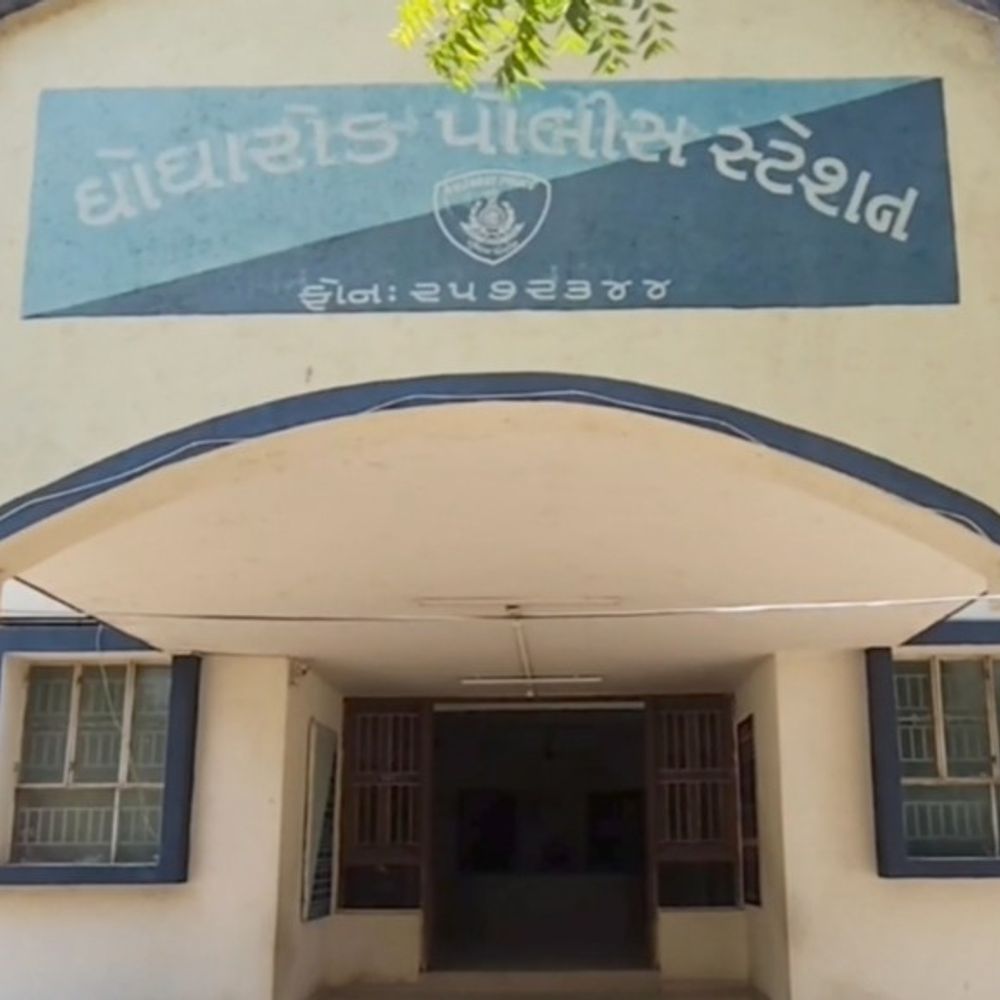 સામે જોવા બાબતે જાનથી મારવાની ધમકી:આકાશ નામના શખસે યુવક સાથે બોલાચાલી અને ઝપાઝપી કરી, ઘોઘા રોડ પોલીસ સ્ટેશનમાં ફરિયાદ દાખલ