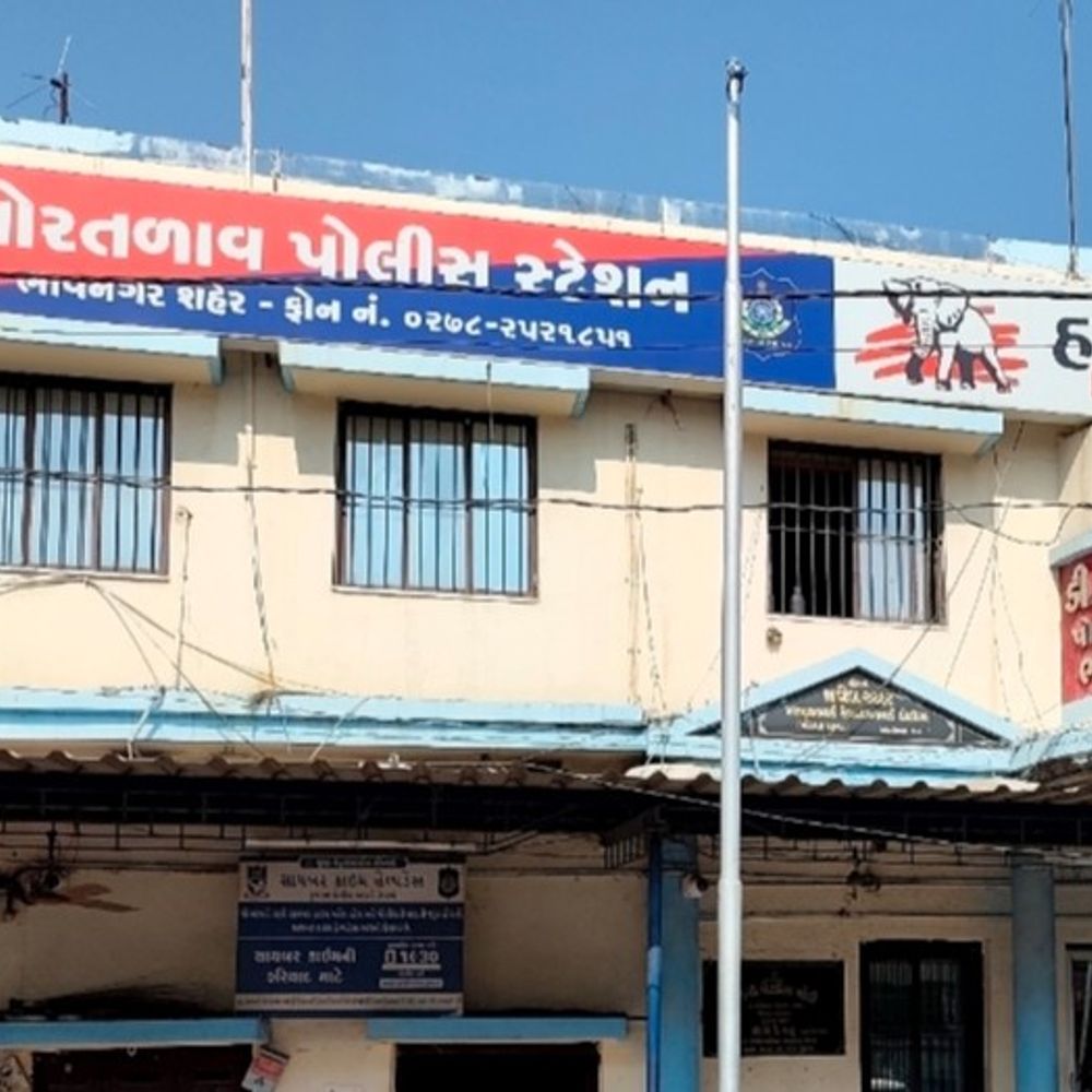 મહાદેવનગરમાં રહેણાંક મકાન પર પોલીસની રેડ:30 હજારનો ઇંગ્લિશ દારૂ ઝડપાયો, બુટલેગર ફરાર