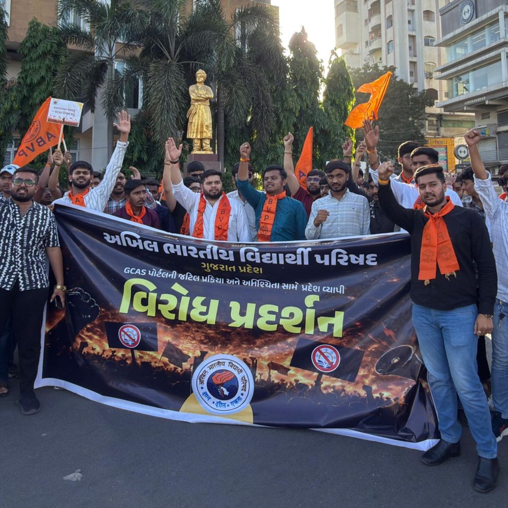 રાજકોટમાં ABVPના ભાઈઓ-બહેનોની પોલીસે ટીંગાટોળી કરી:કોટેચા ચોકે GCAS પોર્ટલ ખાનગી યુનિ.માં લાગૂ કરવા, ફીમાં ઘટાડાની માંગણીને લઈ નારેબાજી કરતા 25 કાર્યકર્તાઓની અટકાયત