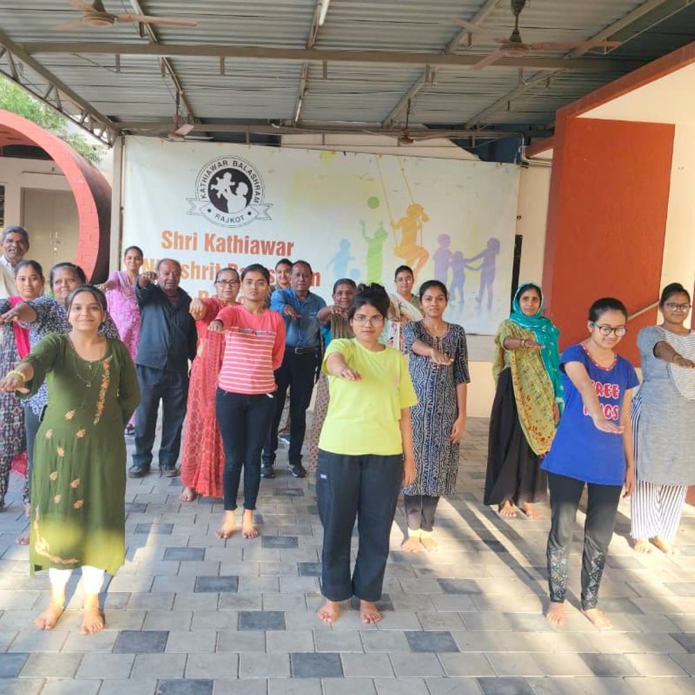 રાજકોટમાં લોકશાહીનાં પર્વને લઈને ઉત્સાહ:બાલાશ્રમ અને ભિક્ષુક ગૃહના આશ્રીતોએ મતદાનના શપથ લીધા, સખી મંડળોએ મહેંદી દ્વારા જાગૃતિ ફેલાવવા પ્રયાસ કર્યો