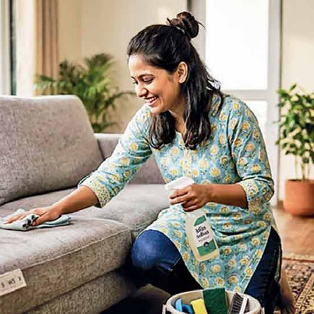 સજાવટ:લિવિંગ રૂમની શાન વધારતા સોફાની સફાઈ સહેલી છે