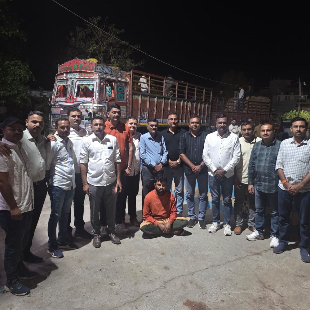 ચોટીલા પાસે 1.46 કરોડનો વિદેશી દારૂ ઝડપાયો:કપાસિયાની બોરીની આડમાં 10,740 બોટલ સાથે એક ઝડપાયો