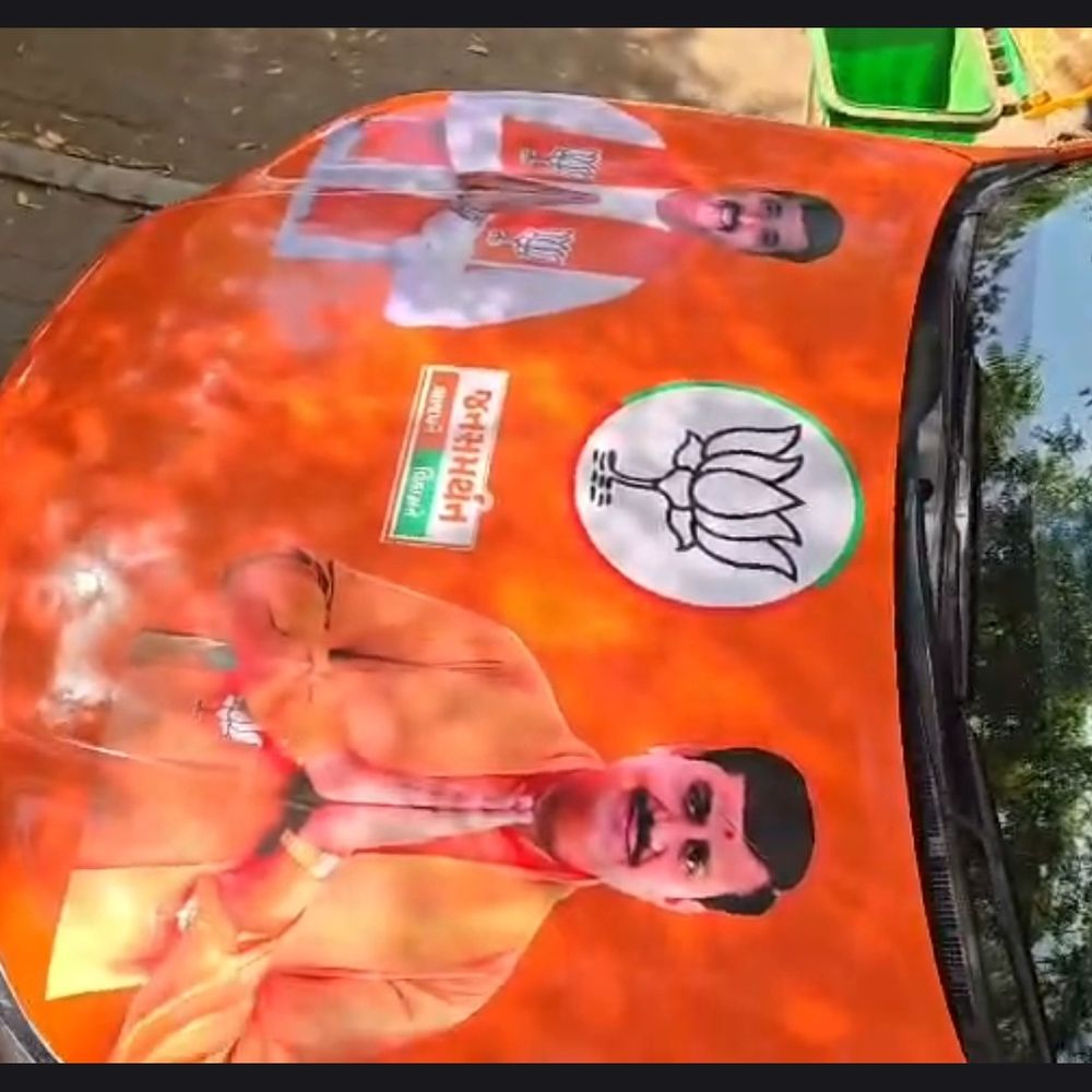 સુરેન્દ્રનગર વોર્ડ 13: ઉમેદવારોએ પ્રચાર માટે કેસરિયા રંગની કાર રંગાવી, ફોટા લગાવી મતદારોને આકર્ષ્યા.