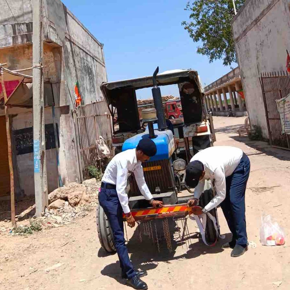 ખેડૂતોની સુરક્ષા માટે ભાટિયા APMCમાં રિફ્લેક્ટર લગાવાયા:રાત્રિ અકસ્માતો અટકાવવા ટ્રાફિક ટીમ અને APMCની પહેલ