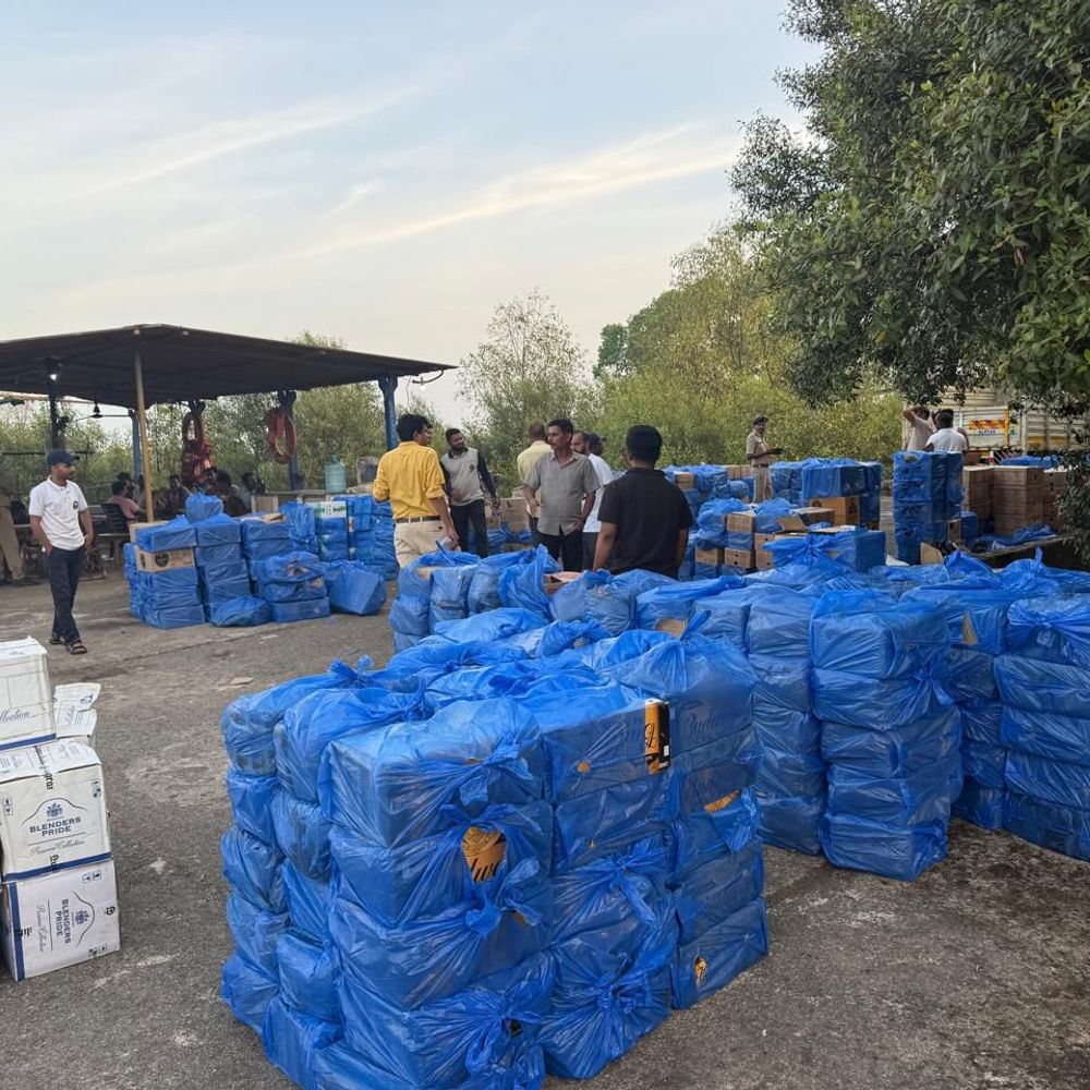 વલસાડમાં કોલક દરિયાકિનારે કસ્ટમ વિભાગની કાર્યવાહી:દમણથી બોટમાં લવાતો 69.68 લાખનો દારૂ ઝડપ્યો, 8 શખ્સોની ધરપકડ