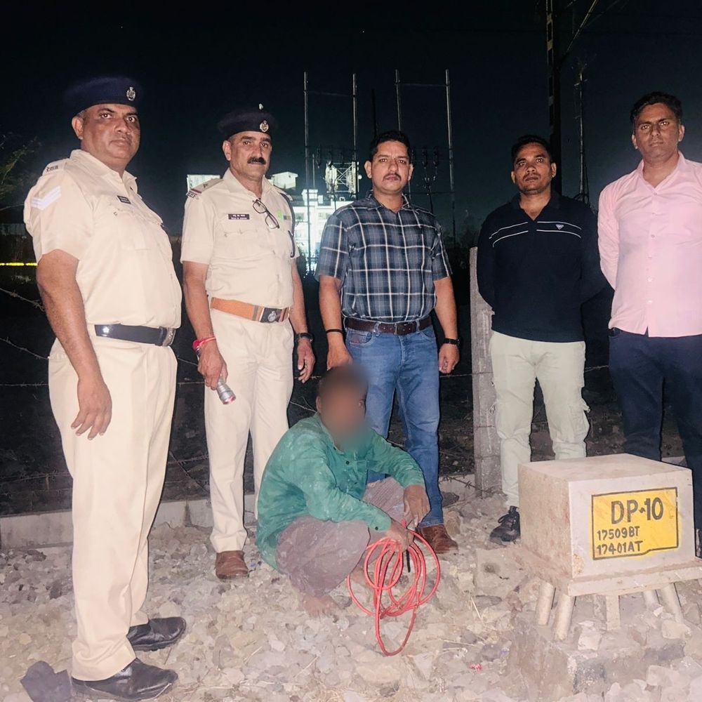 વાપીમાં RPF દ્વારા 'ઓપરેશન રેલ સુરક્ષા' હેઠળ 3 કેબલ ચોર પકડાયા, લાખોની રેલવે સંપત્તિ બચી.