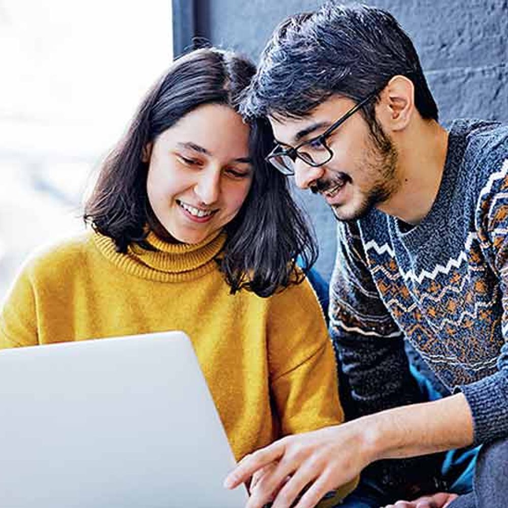 મીઠી મૂંઝવણ:મારી સાથે જોબ કરતી એક યુવતી અને મારી વચ્ચે માત્ર પ્રેમભાવ છે, એના પતિને જાણ થતાં જોબ છોડાવી દીધી