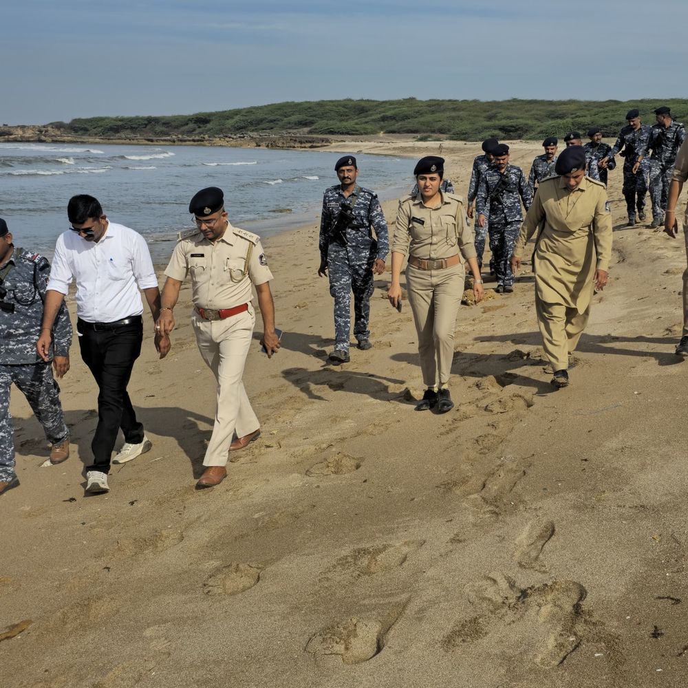 ગીર સોમનાથ દરિયાકાંઠે પોલીસનું સઘન ફૂટપેટ્રોલિંગ:હિરાકોટથી સુત્રાપાડા સુધી મરીન, SOG, કમાન્ડો ફોર્સની સંયુક્ત કાર્યવાહી