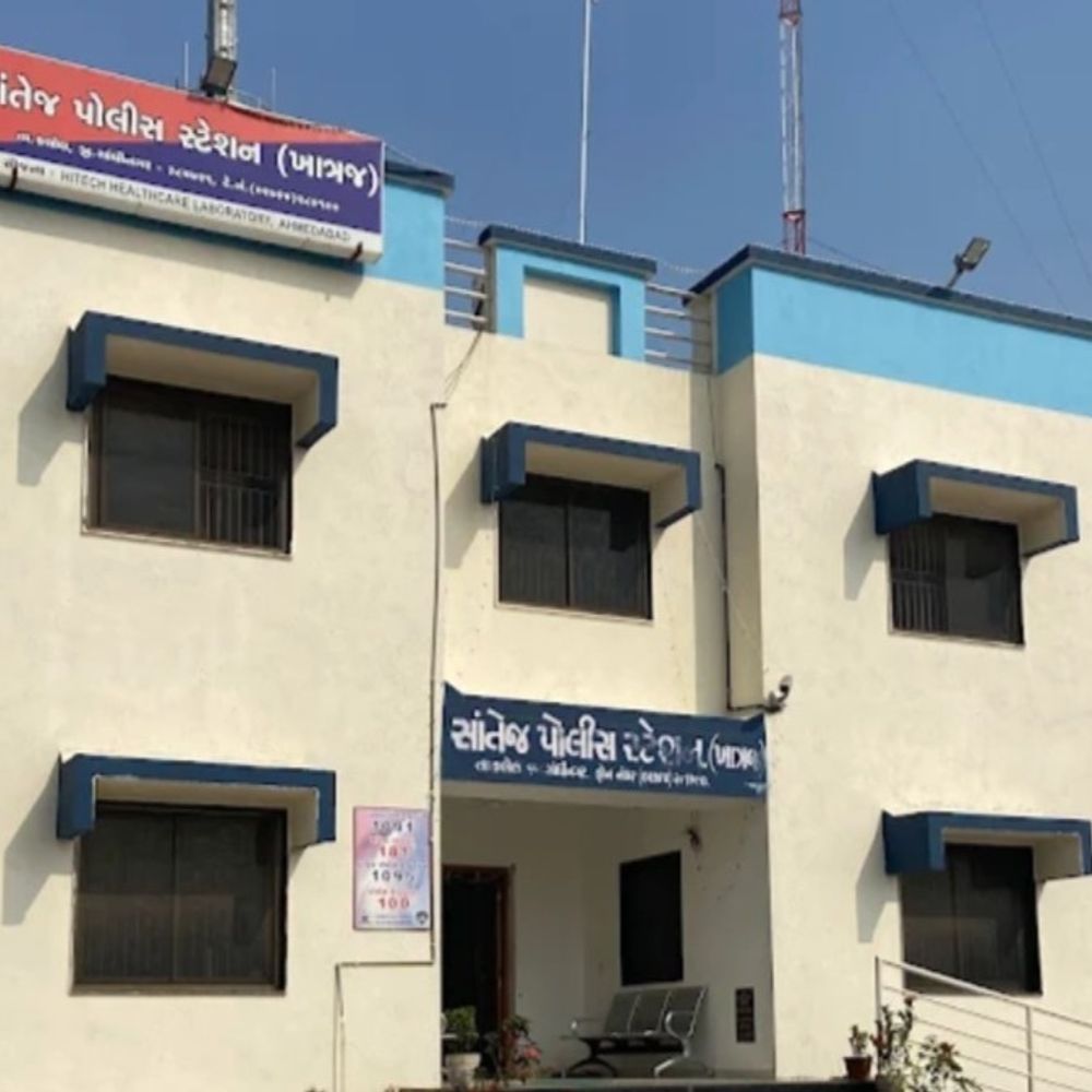 જુગારીઓના રંગમાં ભંગ પડયો:કલોલના વાસજડામાં જુગારધામ પર પોલીસનો દરોડો, ત્રણ ઝડપાયા અને એક ફરાર