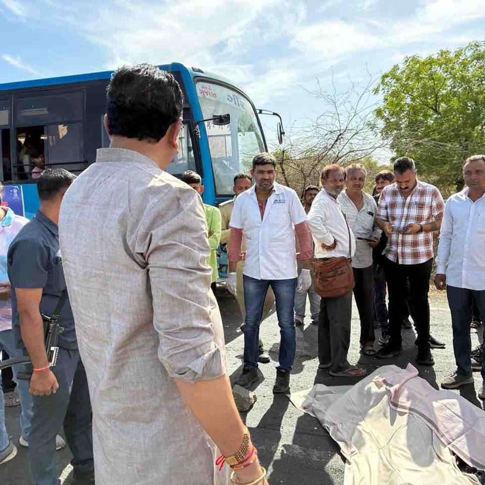 અમરેલીમાં લાઠી-ચાવંડ માર્ગ પર ST બસ-બાઇક અકસ્માત:બાઈક ચાલકનું મોત, બે મંત્રીઓ જીતુ વાઘાણી અને કૌશિક વેકરીયાએ કાફલો રોકી મદદ કરી; SPને સૂચના આપી