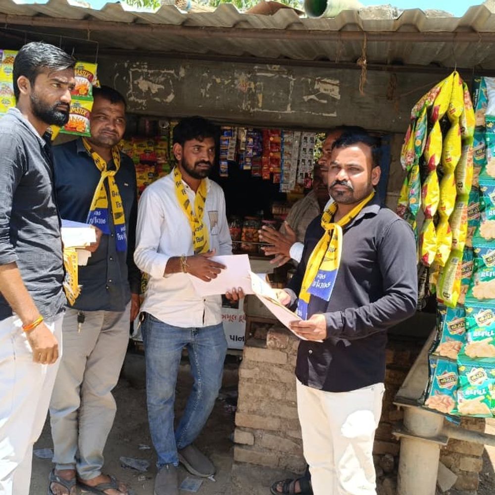 ઉગામેડીમાં AAP ઉમેદવારનો ડોર-ટુ-ડોર પ્રચાર:જિલ્લા પંચાયત બેઠક માટે પત્રિકા વિતરણ કરી મત માંગ્યા