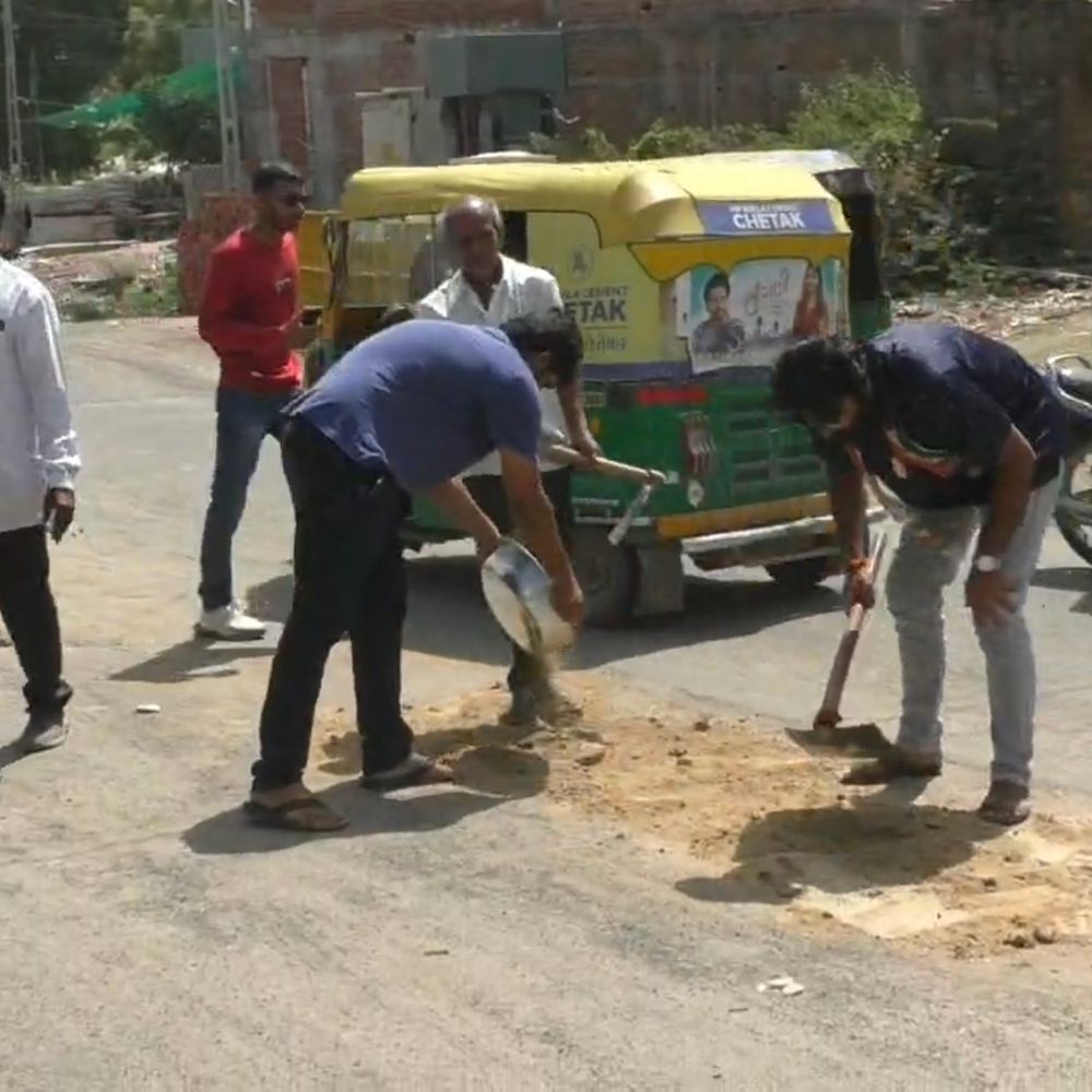 પાટણ કોંગ્રેસ ઉમેદવારોએ સ્વખર્ચે રોડના ખાડા પૂર્યા:વોર્ડ 9 માં જનતાની હાલાકી દૂર કરવા રસ્તાનું સમારકામ