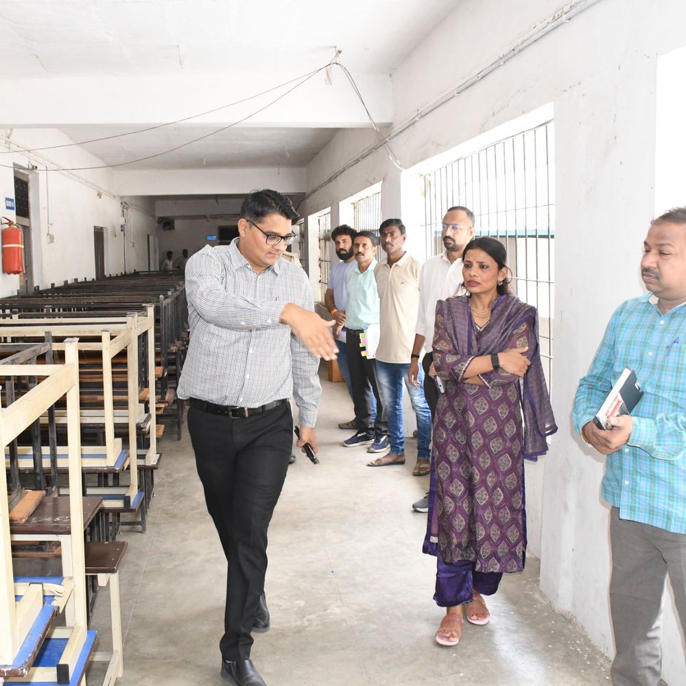 કલેક્ટરે EVM સ્ટ્રોંગરૂમની મુલાકાત લીધી:લુણાવાડાની પી.એન. પંડ્યા કોલેજ ખાતે સુરક્ષા વ્યવસ્થાનું નિરીક્ષણ કર્યું