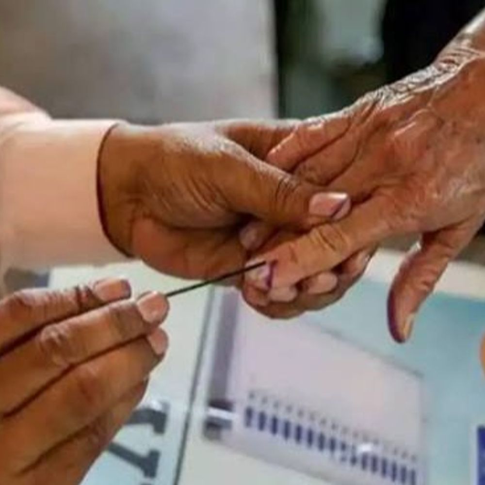 ગાંધીનગરમાં ચૂંટણી પ્રચારના લીરા ઉડાવનાર સામે કાયદાનો સકંજો કશાશે:પોસ્ટરબાજી અને આડેધડ બેનરો પર પ્રતિબંધ, લોકશાહી પર્વની મર્યાદાનું પાલન કરવા કલેકટરનો આદેશ