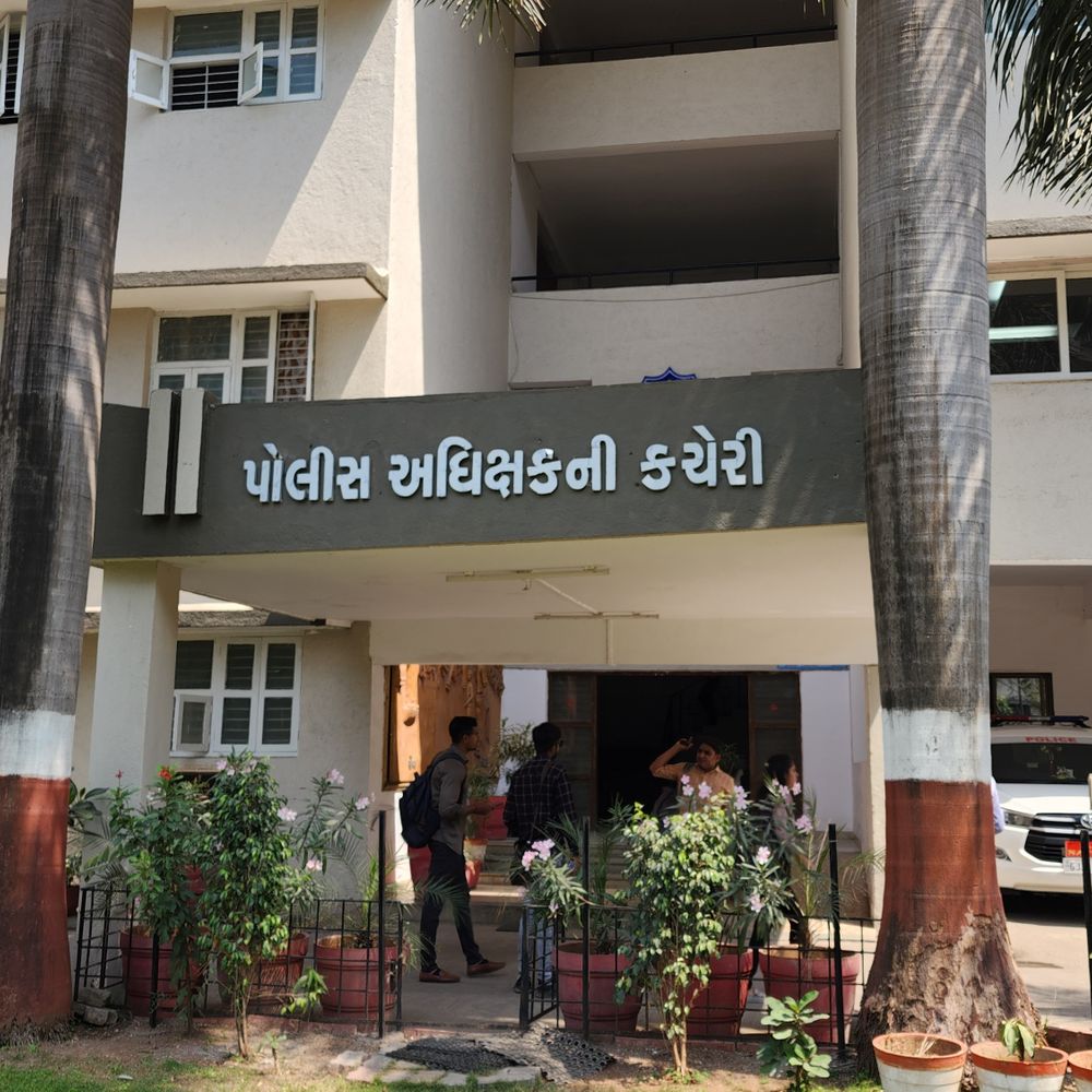 નવસારીમાં 24 કલાકમાં4 ચોરી:ઘર-ઓફિસના તાળા તોડી લાખોની મત્તાની ઉઠાંતરી, રોકડ, સોનાના દાગીના, મોબાઈલ સહિતની ચીજવસ્તુ ચોરાયો