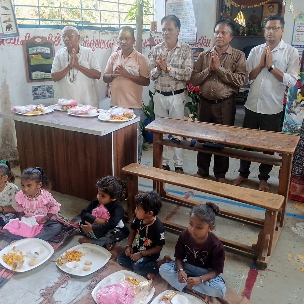 નર્મદાના અંતરિયાળ ગામોમાં 200થી વધુ બાળકોને સહાય:વીર ભાથીજી યુવક મંડળે સ્કૂલ ડ્રેસ, શૈક્ષણિક કિટનું વિતરણ કર્યું