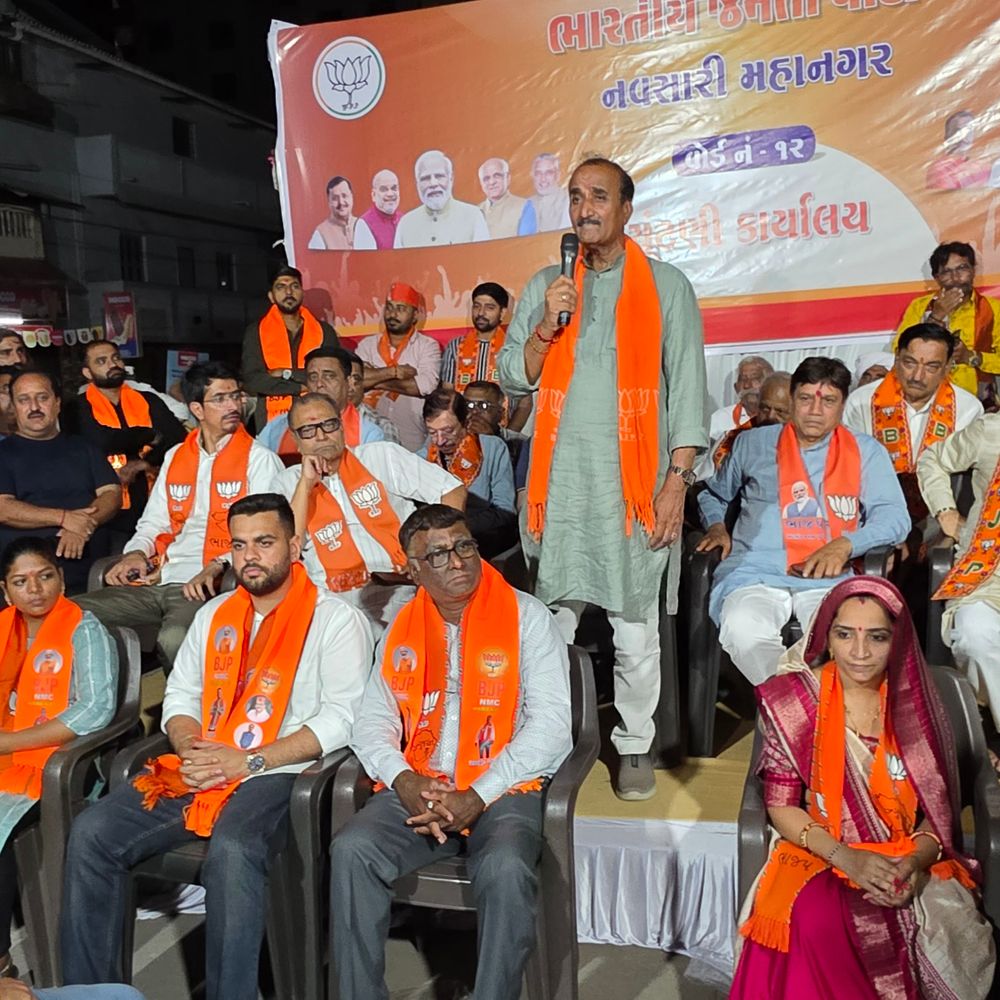 ભાષણ દરમિયાન ધારાસભ્યનું મોબાઇલ પર શેરબજાર જોવું.