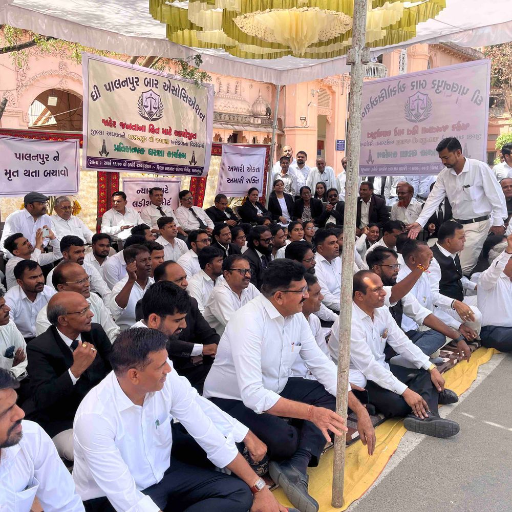 પાલનપુર કોર્ટ ખસેડવાના નિર્ણય સામે વકીલોનો રોષ:જોરાવર પેલેસથી જગાણા ખસેડવાની કવાયત સામે ધરણાં