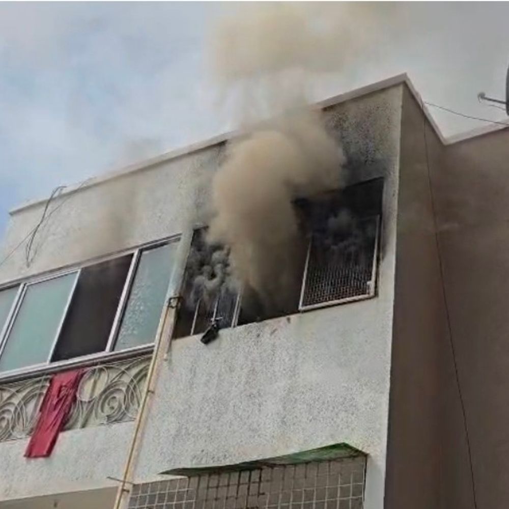 દાહોદના ગોવિંદનગરમાં એપાર્ટમેન્ટમાં એક મકાનમાં આગ:શોર્ટ સર્કિટથી લાગેલી આગમાં ઘરવખરી બળીને ખાખ, આગ કાબૂમાં; કોઈ જાનહાનિ નહી