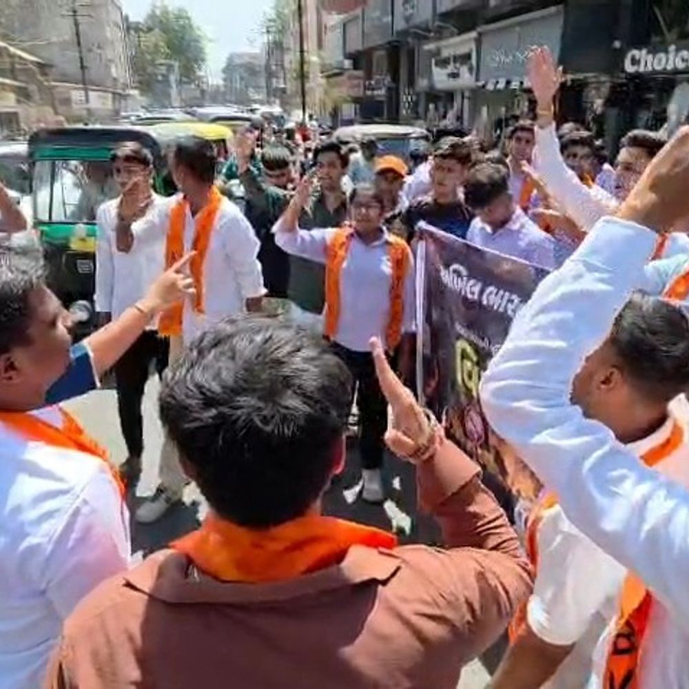 GCAS પોર્ટલ સામે ABVPનો વિરોધ:નવસારીમાં રસ્તા રોકો આંદોલન કરતા કાર્યકર્તાઓની અટકાયત