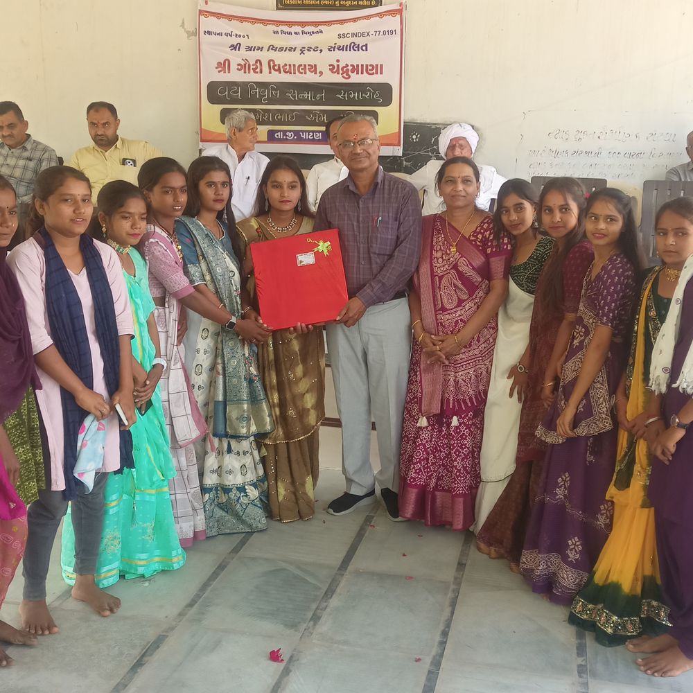 ચંદ્રુમાણા ગૌરી વિદ્યાલયના શિક્ષક રમેશભાઈ પટેલ નિવૃત્ત:19 વર્ષની સેવાઓ બાદ શાળા પરિવારે ભાવભેર વિદાય સન્માન આપ્યું