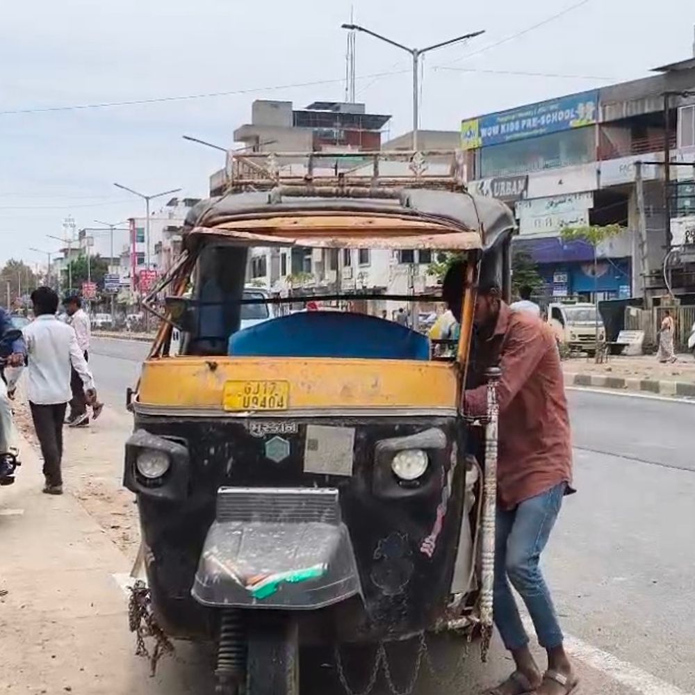 લુણાવાડા હાઇવે પર ક્રિસ્ટલ સ્કૂલ સામે છકડો રિક્ષા પલટી:રિક્ષામાં સવાર ચાર લોકો ઇજાગ્રસ્ત, કોઈ જાનહાનિ નહીં