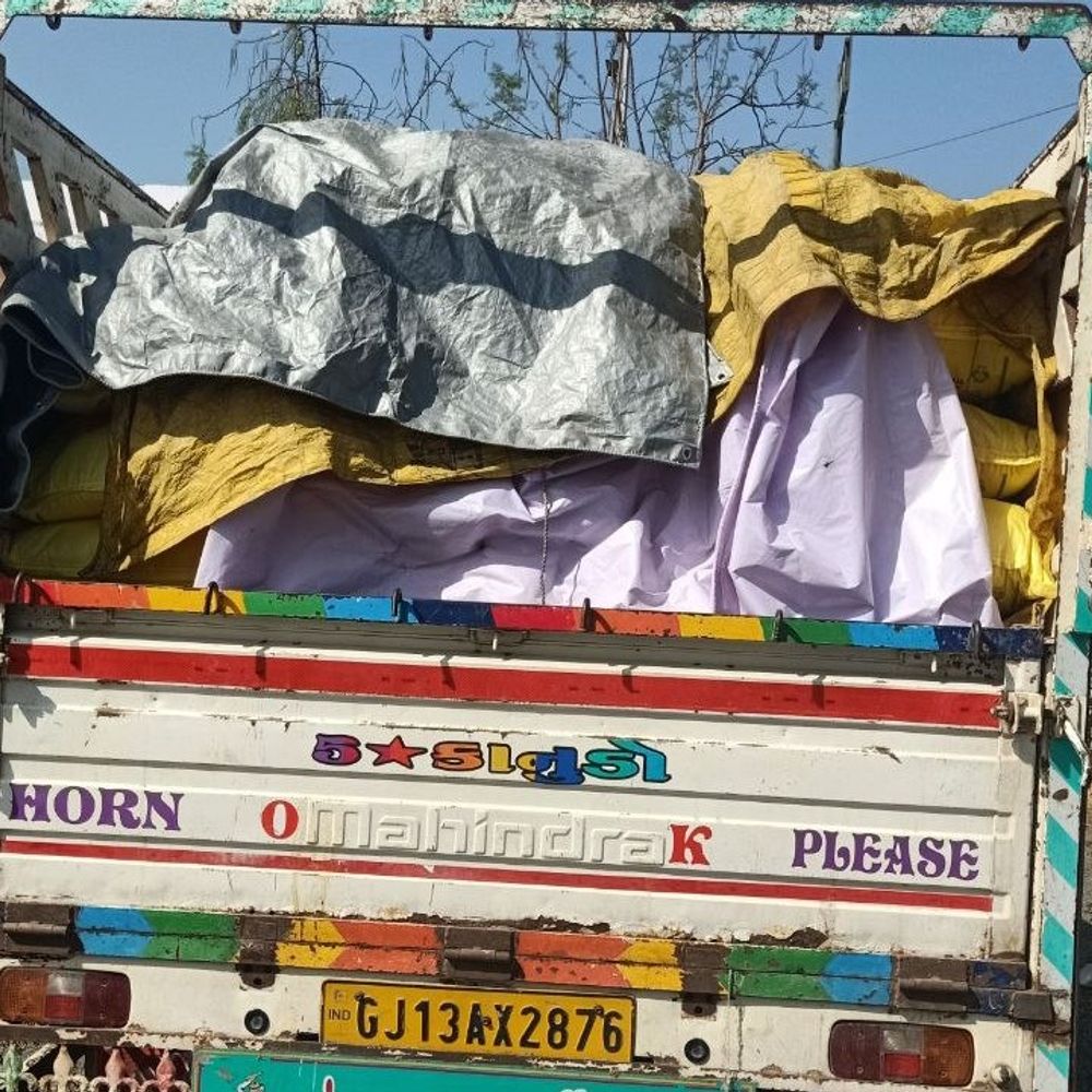 મોરબીમાં 100 થેલી યુરિયા ખાતર ઝડપાયું:બોલેરો ગાડીમાંથી બિલ વગરનો જથ્થો, એક શખ્સ પકડાયો