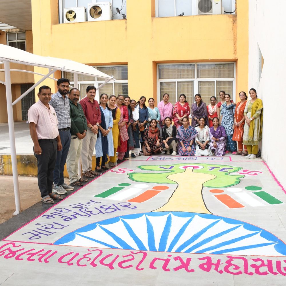 મહીસાગર કલેક્ટર કચેરીમાં મતદાન જાગૃતિ રંગોળી:'મારો મત, મારો અધિકાર' સંદેશ સાથે SVEEP કાર્યક્રમ અંતર્ગત પહેલ