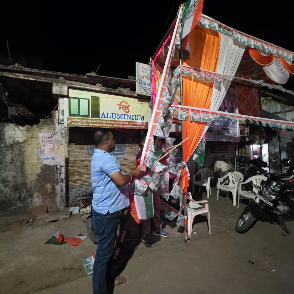 નવસારીમાં મનપા ચૂંટણી પહેલા રાજકીય ગરમાવો:વોર્ડ-2માં કોંગ્રેસનું કાર્યાલય સીલ કરાયું, ઉમેદવારે ભાજપ પર લગાવ્યો ગંદી રાજનીતિનો આક્ષેપ