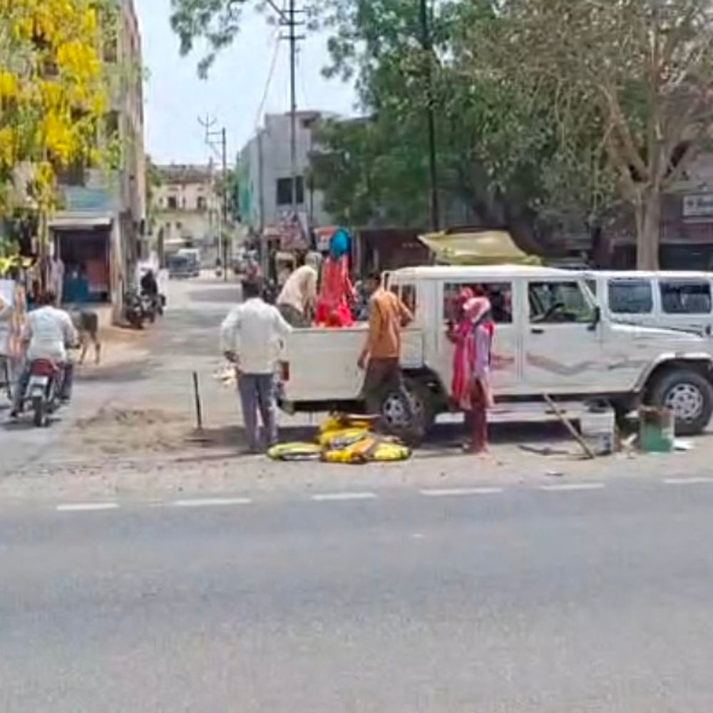 લુણાવાડામાં જોખમી ખાડાનું સમારકામ શરૂ:દિવ્ય ભાસ્કર ડિજીટલના અહેવાલ બાદ તંત્ર હરકતમાં આવ્યું