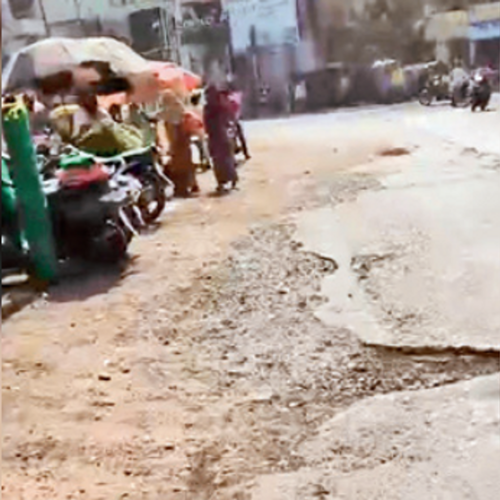 મોડાસા: મેઘરજ રોડ પર ખાડાથી લોકો ત્રસ્ત, રસ્તાનું સમારકામ કરો.