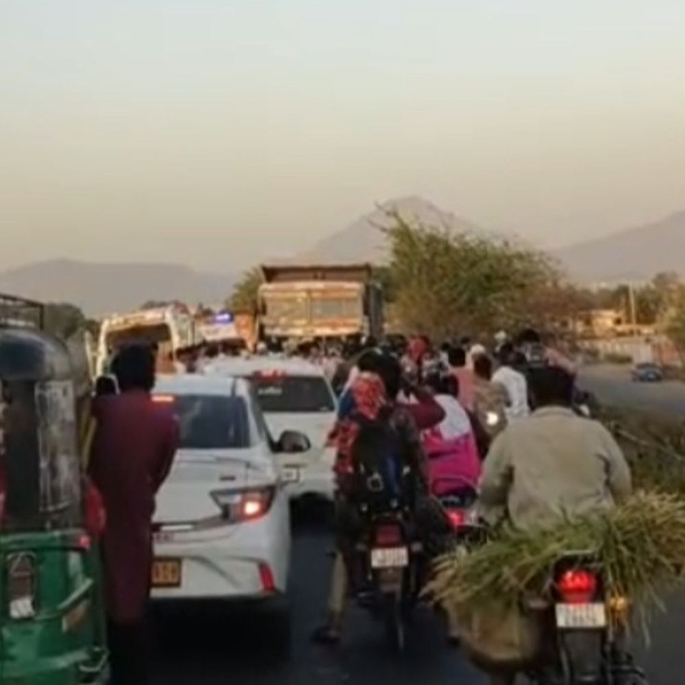 કોયલી ફાટક પાસે બાઇક ચાલક પર કાળમુખું ડમ્પર ફરી વળ્યું:મધુરમના 50 વર્ષીય આધેડનું કમકમાટીભર્યું મોત, અકસ્માત બાદ હાઇ-વે પર ટ્રાફિકજામ