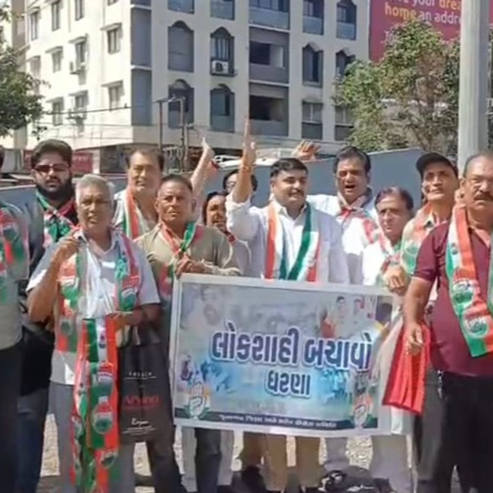 'લોકશાહી બચાવો'ના નારા સાથે કોંગ્રેસના ઉગ્ર ધરણા:'ગુજરાતમાં લોકશાહીની હત્યા થઈ રહી છે', અમિત પટેલનો આક્ષેપ-ફોર્મ ખેંચાવવા ભાજપે ગુંડાતત્વોનો સહારો લીધો