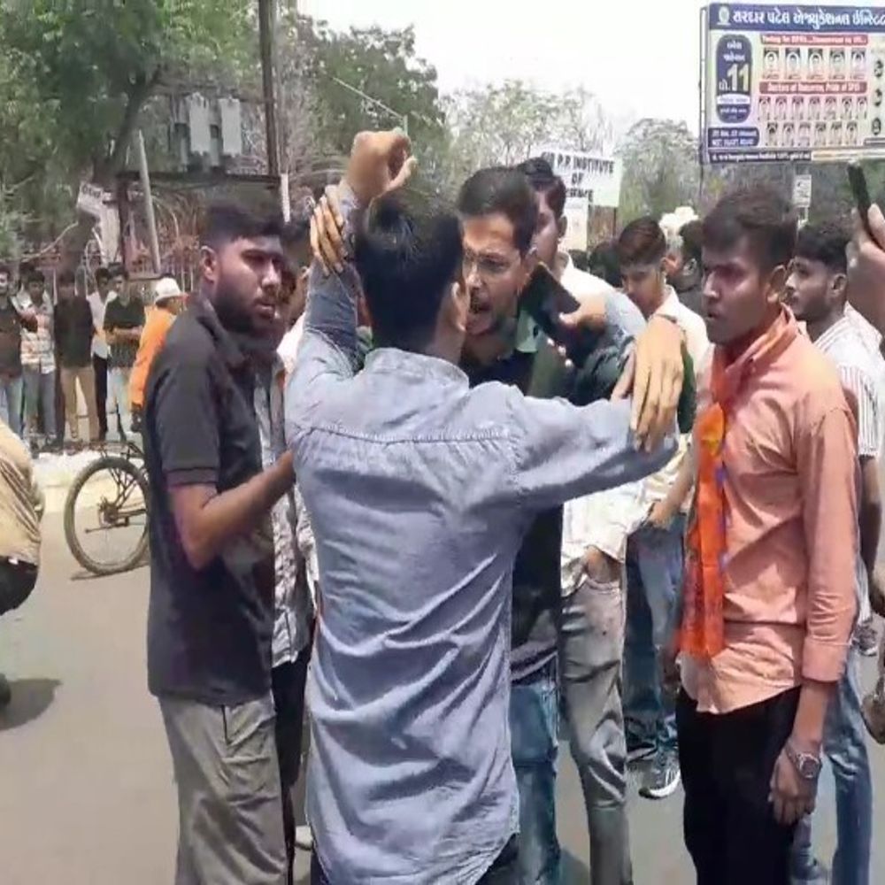 ભાવનગરમાં પોલીસ- ABVP કાર્યકરો વચ્ચે ઘર્ષણ:GCAS પોર્ટલની ખામીઓ અને શિક્ષણના વ્યાપારીકરણ વિરુદ્ધ ABVPનું આક્રમક આંદોલન કરતા પોલીસે કાર્યકરોની અટકાયત