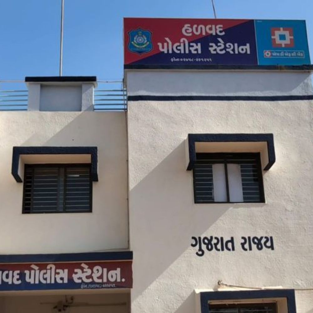 હળવદમાં સગીરાનો આપઘાત:ભાઈએ મોબાઈલ મોડી રાત સુધી જોવાનો ઠપકો આપતા લીધું પગલું