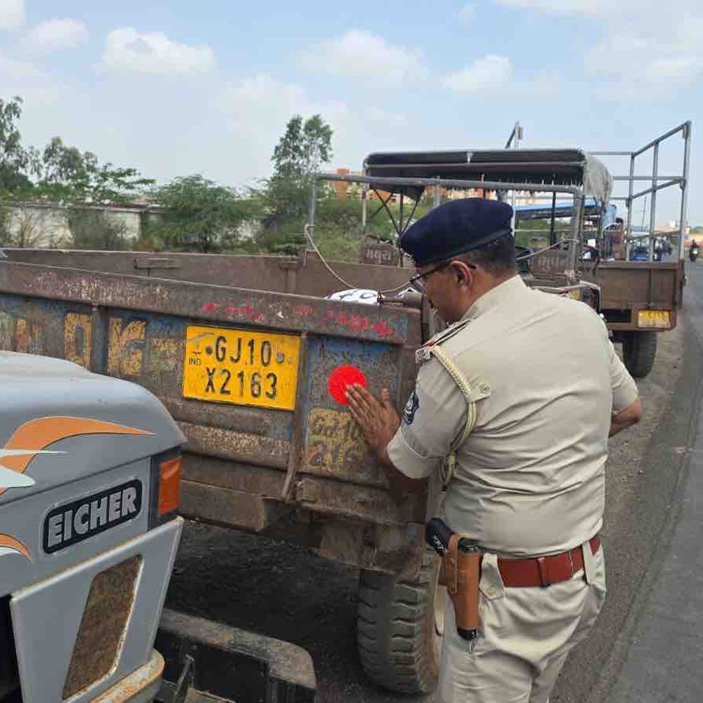 દ્વારકા ટ્રાફિક પોલીસનો અકસ્માત નિવારણ પ્રયાસ:ટ્રેક્ટર ટ્રોલીમાં રેડિયમ રિફ્લેક્ટર લગાવી સુરક્ષા વધારી