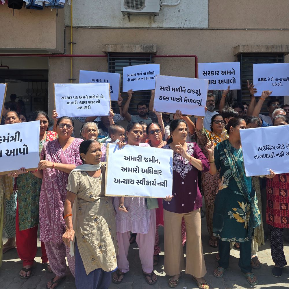 '111 ફ્લેટના રહીશોને ઈગ્નોર કરો છો, શરમ નથી આવતી':સૂત્રોચ્ચાર કરી સ્થાનિકોની ચૂંટણી બહિષ્કારની ચીમકી, સોલા રોડ પર ગુજરાત હાઉસિંગ બોર્ડના ફ્લેટમાં પાર્કિંગને બારોબાર પ્લાન પાસ કરી હટાવી દેવાયું