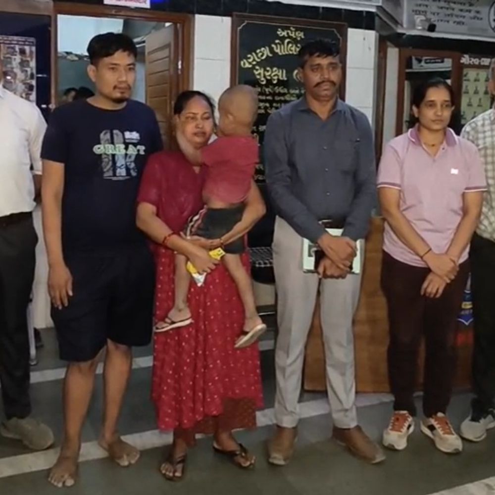 3 વર્ષના ગુમ બાળકને વરાછા પોલીસે ગણતરીના કલાકોમાં શોધી કાઢ્યું:હસતા-રમતા આવેલા દીકરાને જોઈને માતા-પિતાની આંખો હર્ષના આંસુથી છલકાઈ