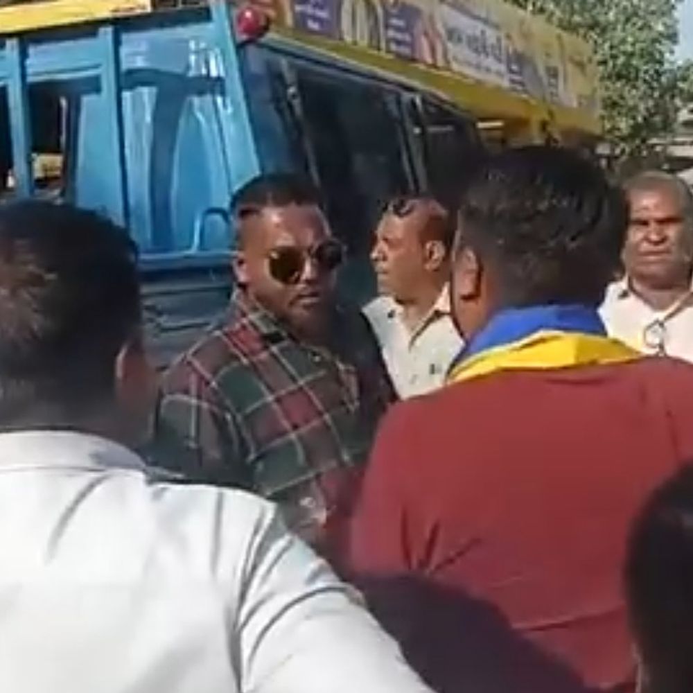 ‘ભાજપના દબાણ દેખાતા નથી?’:બેનરો-ઝંડા હટાવવા મુદ્દે AAP અને મ્યુ. કોર્પોરેશન વચ્ચે ભારે હોબાળો