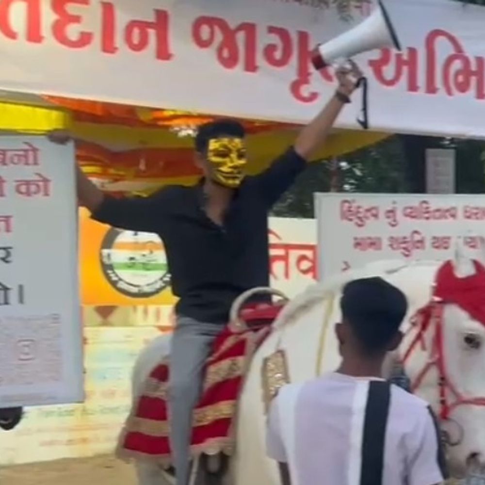 વડોદરામાં ભાજપ ઉમેદવારના વિરોધમાં પોસ્ટર લગાવનાર 'MASKMAN' કોણ?:ભાસ્કર સમક્ષ આવી કહ્યું- 'હું મોદી ભક્ત છું પણ સ્થાનિક ઉમેદવાર સામે મારો વિરોધ'