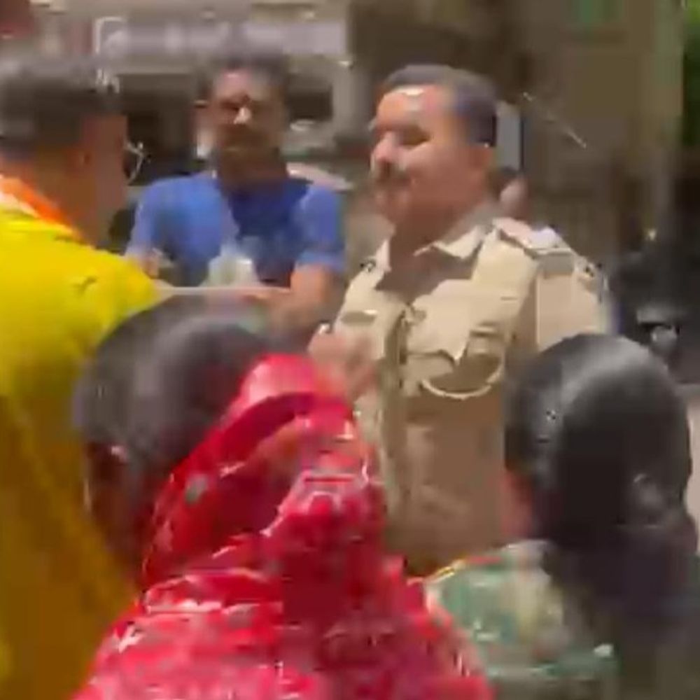 મનપા તંત્રની કામગીરી સામે કોંગ્રેસમાં રોષ:રાજકોટમાં કોંગ્રેસ નેતાઓનાં નિવાસસ્થાનેથી ઝંડા ઉતારવાનાં પ્રયાસથી હોબાળો, ભાજપનાં ઈશારે તંત્ર કામ કરતું હોવાનો લગાવ્યો આરોપ