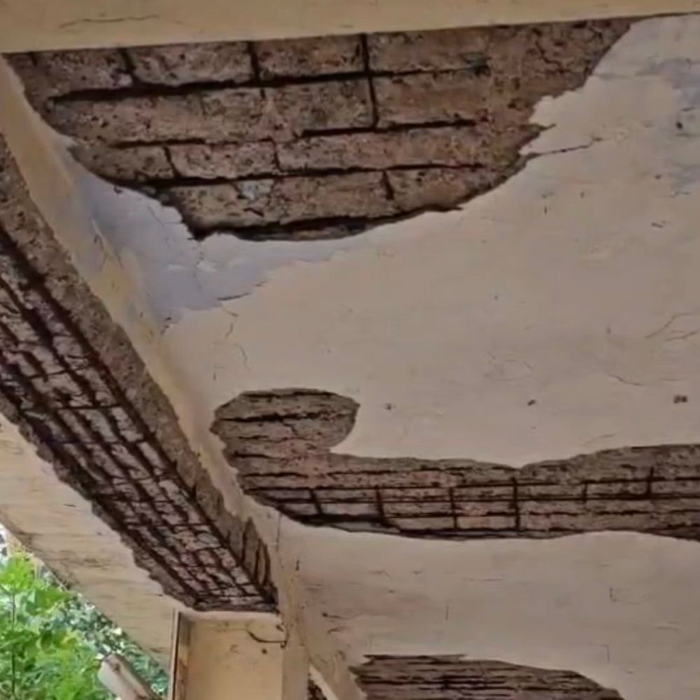 ગોધરામાં જર્જરિત ઇમારતમાં મતદાન મથકો ફાળવાયા:તંત્રએ બિલ્ડિંગોને ભયજનક ગણાવી હતી;ચૂંટણી અધિકારીએ નિરીક્ષણ વગર નિર્ણય લીધો